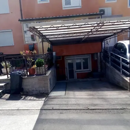 Apartment M&r *